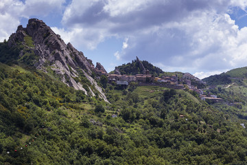 Fototapeta premium Antiguo poblado medieval en la cima de una colina
