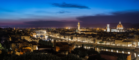 Fototapeta na wymiar Firenze, panorama da Piazzale Michelangelo all'ora blu