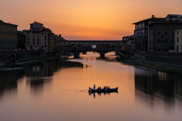 Naklejka premium Firenze, tramonto sull'Arno e Ponte Vecchio