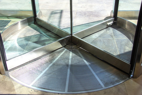 Revolving glass door