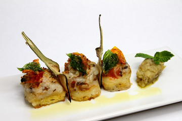 Laterza bread cubes with cardoncelli mushrooms, yellow tomatoes, caciocavallo and lamb wedge