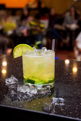 Cocktail Mojito en una barra