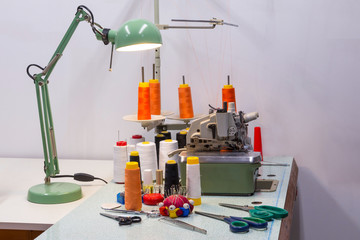 An  sewing machine and four bobbins
