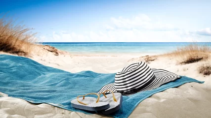 Foto auf Glas blaues Handtuch mit Hut und Sommerstrand © magdal3na