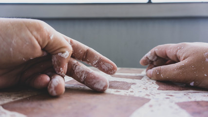 primer plano de unas manos llenas de pintura blanca
