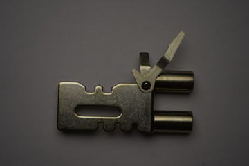 pieza metálica de cerradura