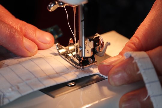 Schutzmaske wird auf einer N&auml;hmaschine gen&auml;ht