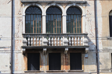 Fototapeta na wymiar Vista exterior de un edificio