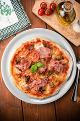 Deliziosa pizza casalinga con prosciutto cotto e funghi porcini 