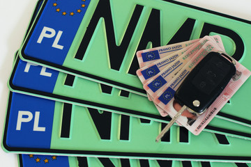 Polska tablica rejestracyjna, dokumenty samochodu, prawo jazdy i kluczyk, dowód rejestracyjny - obrazy, fototapety, plakaty