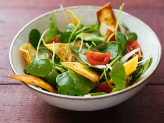 Winter purslane salad with zucchini, tomatoes, onions and toasted tortillas