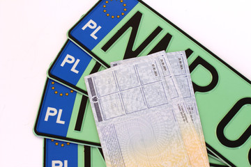 Polska tablica rejestracyjna i dokumenty samochodu, zielona, ekologiczna - samochody elektryczne i dowód rejestracyjny © Krzysztof