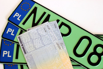Polska tablica rejestracyjna i dokumenty samochodu, zielona, ekologiczna - samochody elektryczne i dowód rejestracyjny