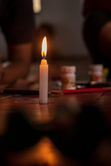 Vela alumbrando lugar con pinturas