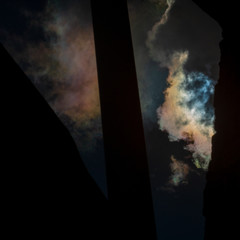 Arcoiris reflejado sobre las nubes
