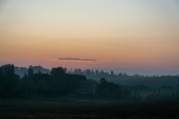 Sonnenaufgang über der Toskana, Italien