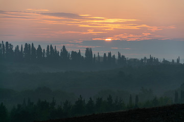 Sonnenaufgang über der Toskana, Italien