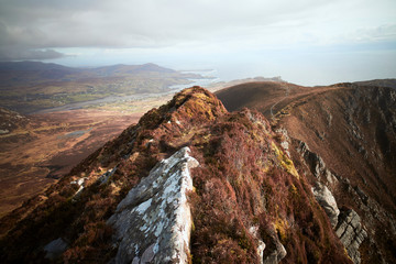 one mans path, cima de la montaña pedregosa en Donegal. Slieve leave. Irlanda