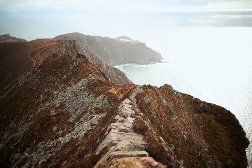 one mans path, cima de la monta&ntilde;a pedregosa en Donegal. Slieve leave. Irlanda