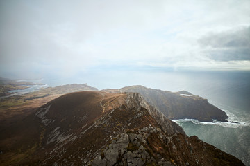 cima de la montaña pedregosa en Donegal. Slieve leave. Irlanda