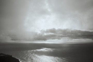 nube a contraluz y blanco y negro en el medio del mar en Donegal. Slieve leave. Irlanda
