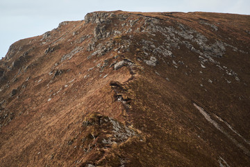 borde superior de la montaña pedregosa en Donegal. Slieve leave. Irlanda