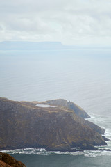 peque&ntilde;o lago en la monta&ntilde;a que lleva a la costa y al acantilado enDonegal. Slieve leave. Irlanda
