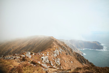 punta de monta&ntilde;a nublado, horizonte y costa. perfecto para gr&aacute;fica. Donegal. Slieve leave. Irlanda