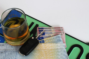 Polskie dokumenty samochodu, prawo jazdy, kluczyk, dowód rejestracyjny, tablice rejestracyjne i alkohol.