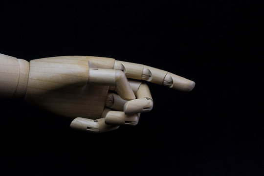 Mano de madera se&ntilde;alando