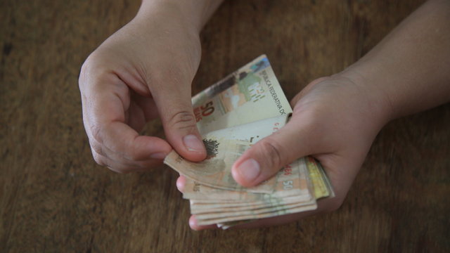 hands hold real cedulas