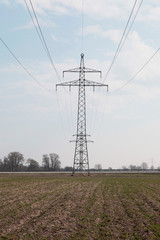 stromtrasse mit strommast und stromleitung