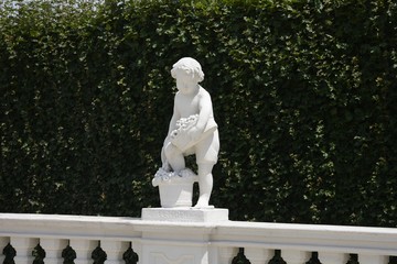 Obraz premium Belvedere Palace complex in Vienna. Austria. Located in Landstrasse, the third district of the city, southeast of the center. Sculptures of the Belvedere. Landmark of Vienna. Belvedere in the summer.