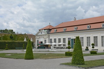 Naklejka premium Belvedere Palace complex in Vienna. Austria. Located in Landstrasse, the third district of the city, southeast of the center. Museum Landmark of Vienna. Belvedere in the summer.