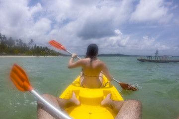 passeio de canoa pelo mar aberto