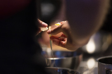 Ein rohes Ei trennen