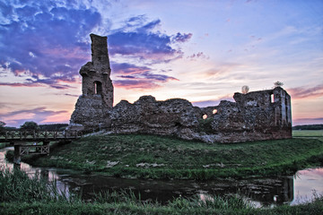 malownicze ruiny zamku w Besiekierach o zmierzchu - obrazy, fototapety, plakaty
