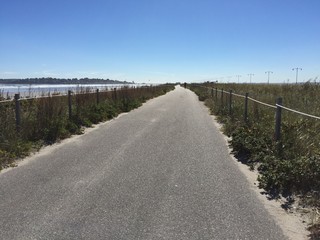 camino que se pierde en un cielo azul
