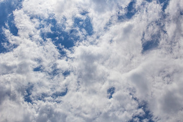 Céu Azul com nuvens espalhadas