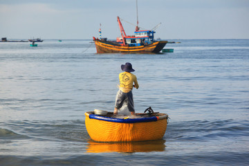 Wietnam rybak wypływający w morze na okrągłej łodzi  © Jacek