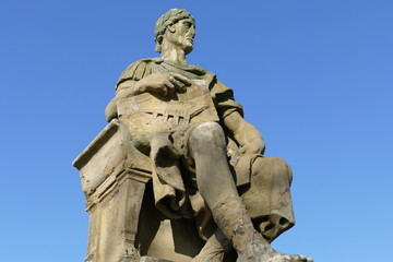 Fototapeta na wymiar Gesamtansicht Caesar-Denkmal in Bonn am Rhein