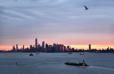 Fototapeta na wymiar Unfocused silhouette sunrise panorama of New York. 