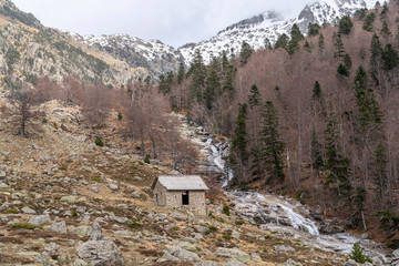 Fototapeta na wymiar Views of the Baserca reservoir valley in winter, Aran Valley.