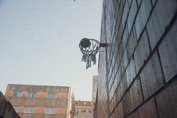 Obraz premium basketball hoop against blue sky
