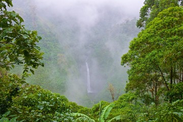 Fototapeta na wymiar La Paz Waterfall among the cloud forest in Alajuela, Costa Rica