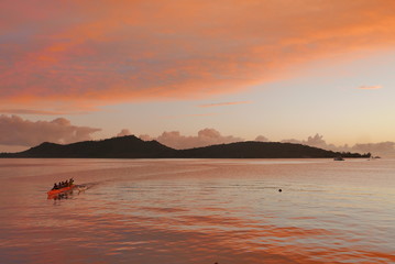 Fototapeta premium pirogue sur le lagon de Bora Bora au crépuscule
