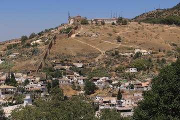 Obraz premium Aerial view of the Albaicin city taken from Generalife Gardens of the historical Alhambra Palace complex in Granada, Andalusia, Spain.