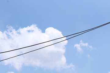 Nube atravesada por cables 