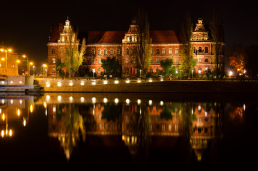 Fototapeta na wymiar National Museum, Muzeum Narodowe, of Wroclaw shoted in the evening and its reflection in Odra river