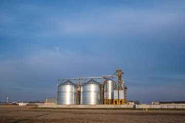Obraz premium agro-processing and manufacturing plant for processing and silver silos for drying cleaning and storage of agricultural products, flour, cereals and grain. Granary elevator.